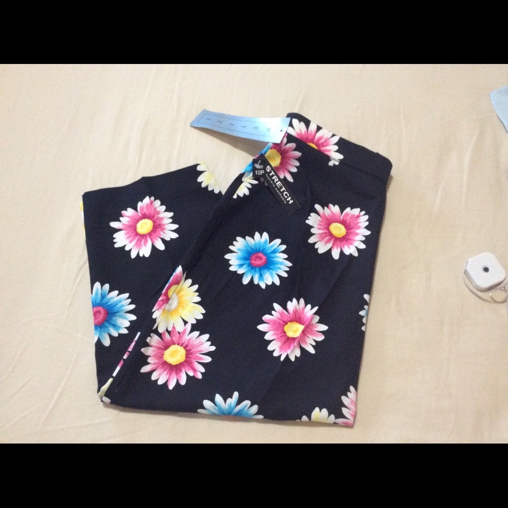 Briggs Multi Color Flower Design Cropped Pants